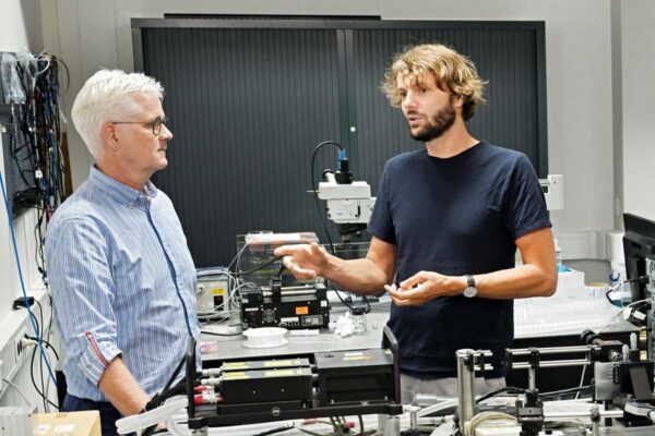 TUe-MicrofabLab-Jaap-den-Toonder-Yoeri-van-de-Burgt-uitsnede